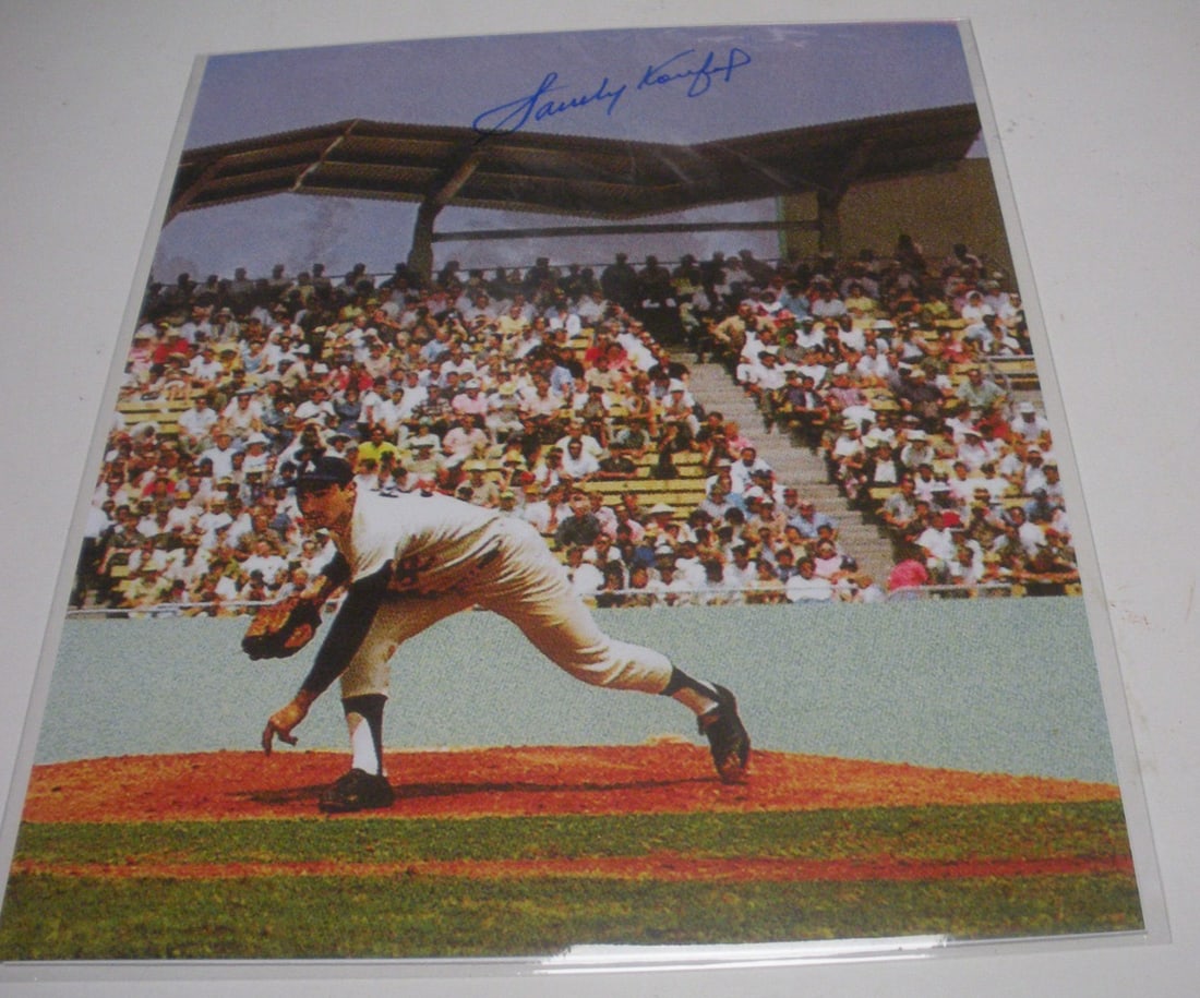 Signed 8x10 Willie Mays San Francisco Giants HOF 1979 Photo COA: Signed 8x10 Willie Mays San Francisco Giants HOF 1979 Photo COA Original signed 8x10 photo featuring Willie Mays of the San Francisco Giants, with HOF 1979 and Scoreboard/COA noted in the title. This 