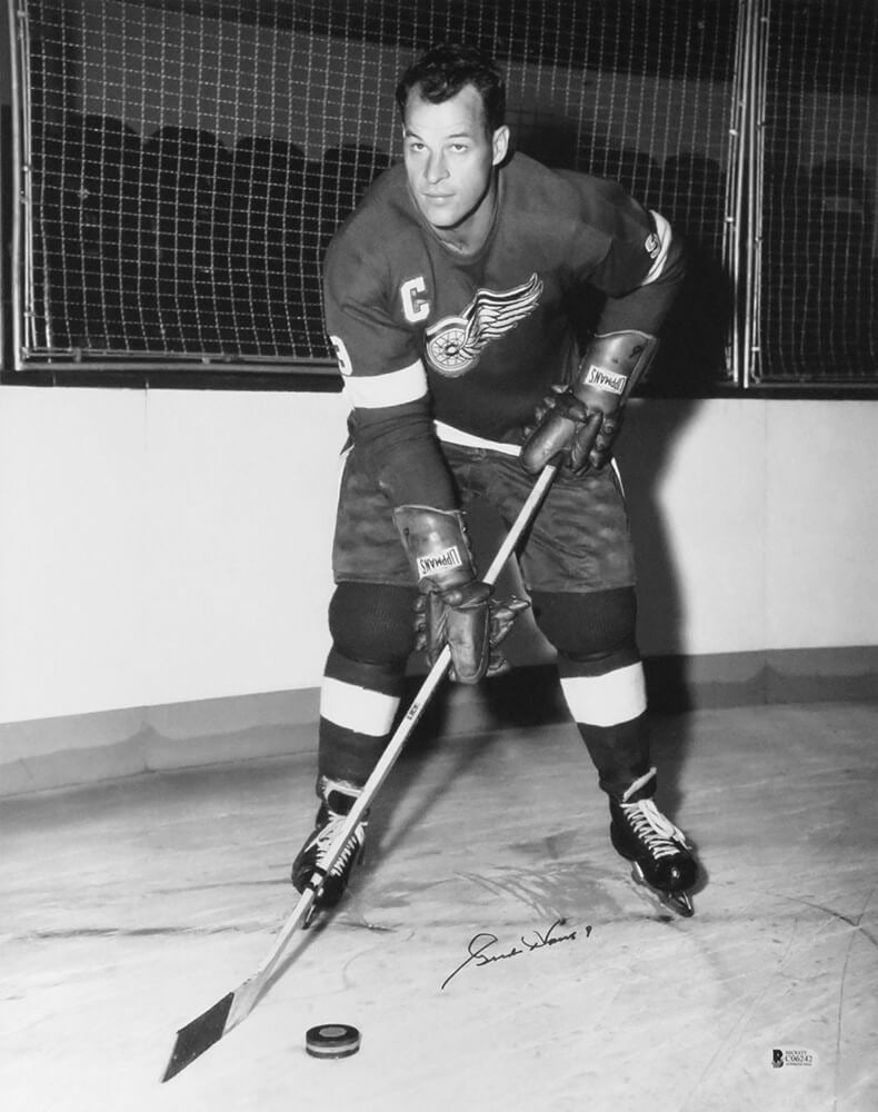 Beckett authenticated 16x20 Gordie Howe Detroit Red Wings signed photo: Beckett authenticated 16x20 Gordie Howe Detroit Red Wings signed photo Original 16x20 black and white photo of Gordie Howe in a Detroit Red Wings stance, signed and authenticated by Beckett. This pre-