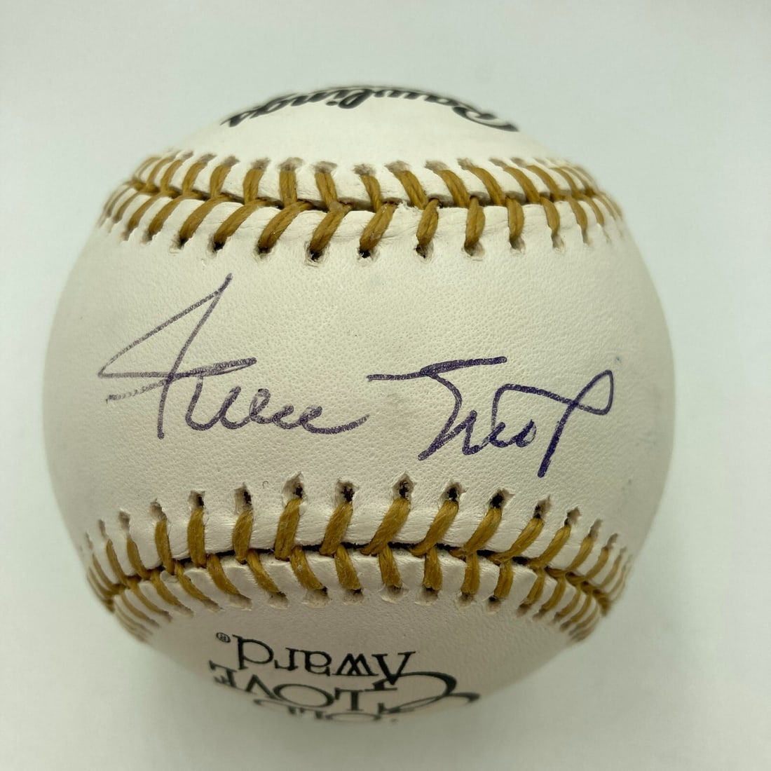 Willie Mays Signed Rawlings Gold Glove Award Baseball PSA DNA COA: Willie Mays Signed Rawlings Gold Glove Award Baseball PSA DNA COA This rare baseball features the iconic signature of Hall of Famer Willie Mays, commemorating his prestigious Rawlings Gold Glove Award