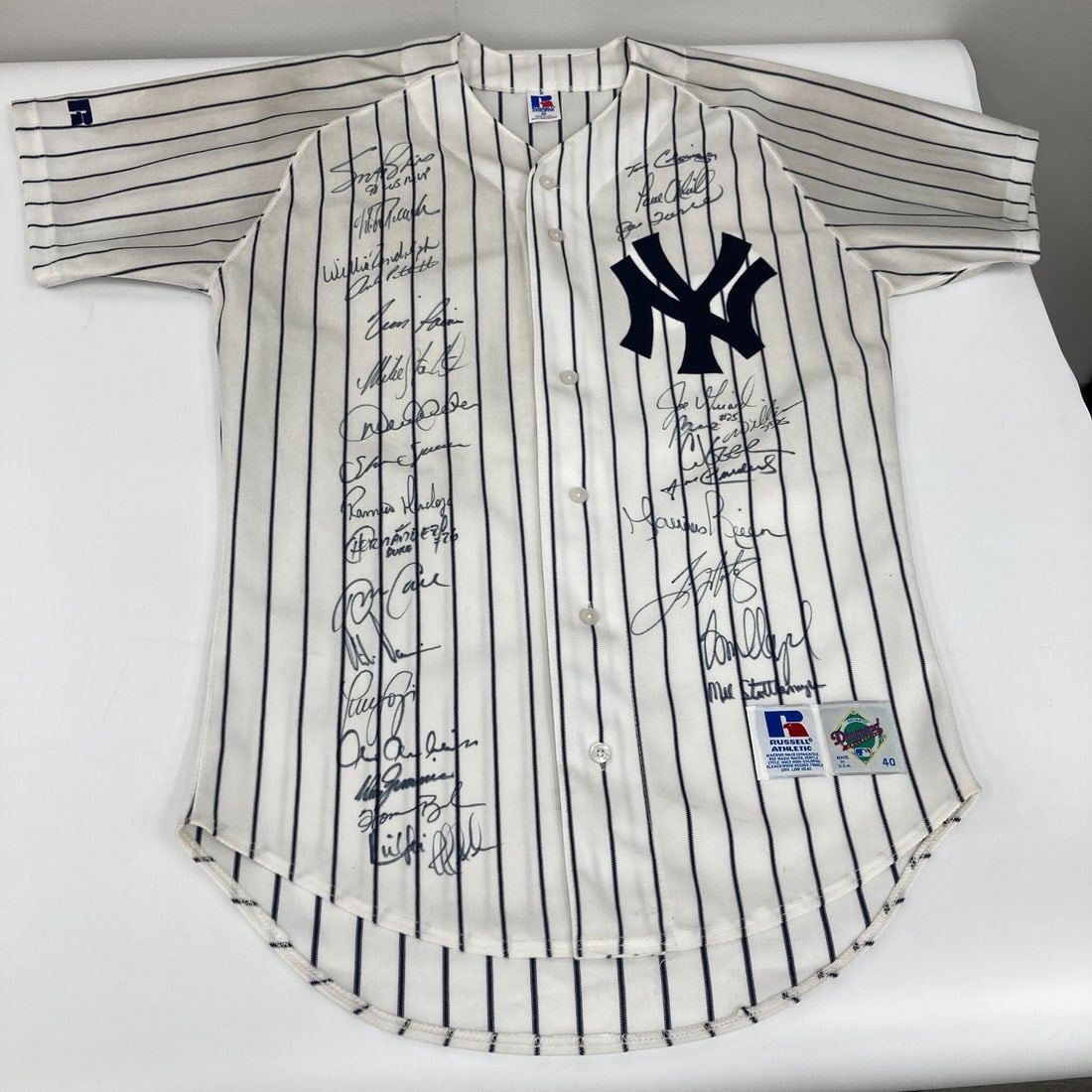 1998 New York Yankees Signed Jersey Derek Jeter 29 Signatures PSA DNA COA: 1998 New York Yankees Signed Jersey Derek Jeter 29 Signatures PSA DNA COA Celebrate the legacy of the 1998 New York Yankees with this authentic team-signed World Series jersey. This jersey, crafted by