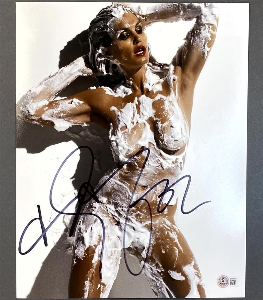 11x14 Cindy Crawford signed photograph Beckett: 11x14 Cindy Crawford signed photograph Beckett This 11x14 photograph features Cindy Crawford, the renowned actress and model, and is hand-signed by her. The autograph has been authenticated by Beckett