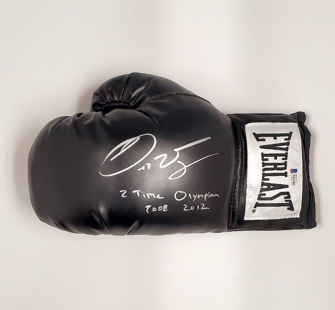 Everlast boxing glove signed by Oscar Valdez BAS authenticated (1 of 3)