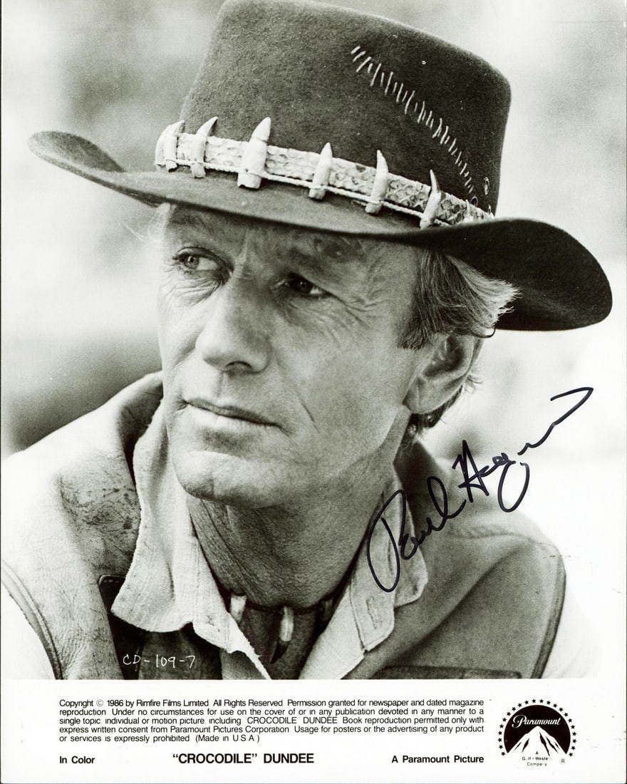 Paul Hogan Signed Crocodile Dundee 8x10 Photo JSA Certified: Paul Hogan Signed Crocodile Dundee 8x10 Photo JSA Certified This authentic 8x10 black and white photograph features the signature of Paul Hogan, known for his iconic role in Crocodile Dundee. The phot