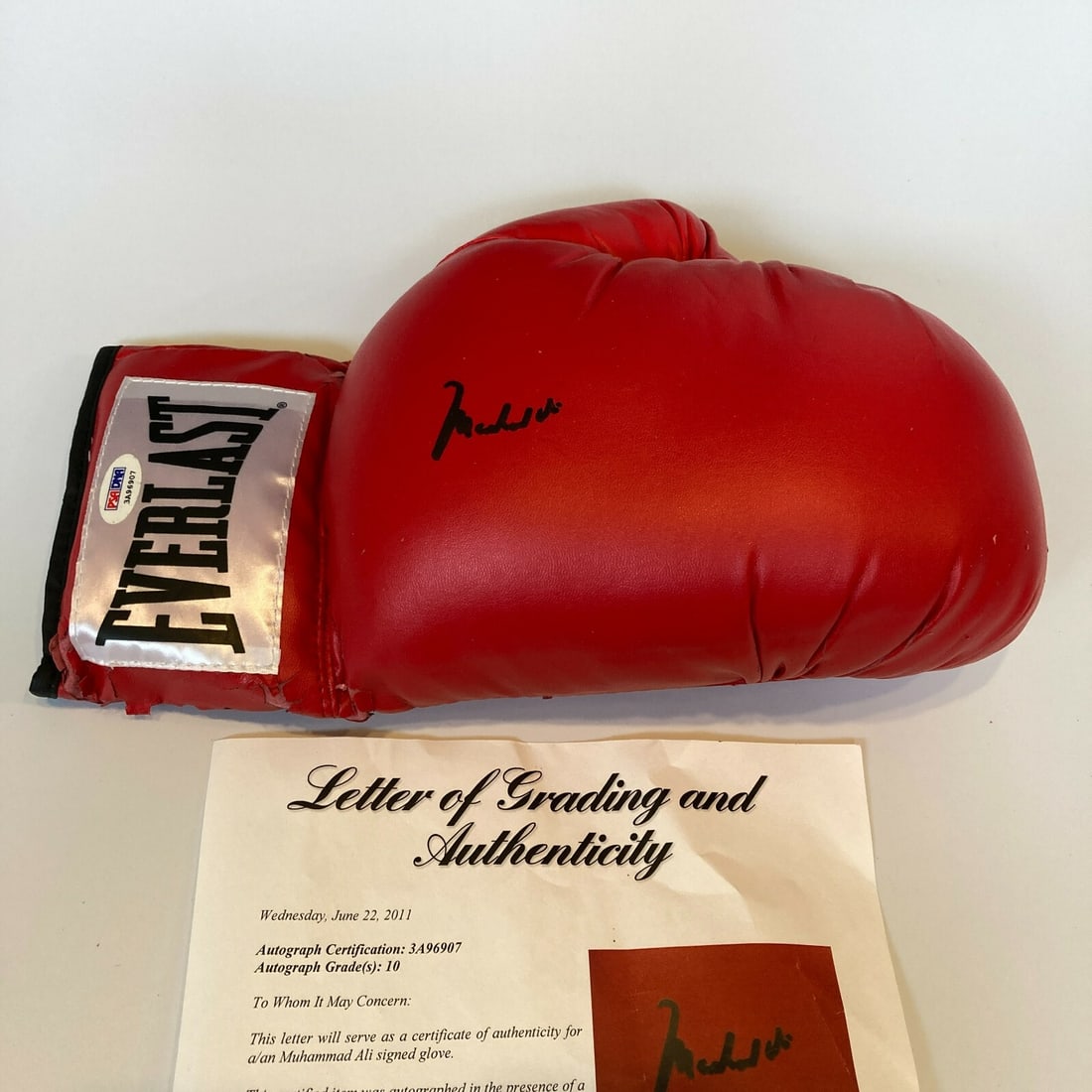 Muhammad Ali Signed Everlast Glove PSA DNA GEM MINT 10: Muhammad Ali Signed Everlast Glove PSA DNA GEM MINT 10 Celebrate the legacy of boxing legend Muhammad Ali with this signed Everlast boxing glove. Authenticated by Professional Sports Authenticator (PS