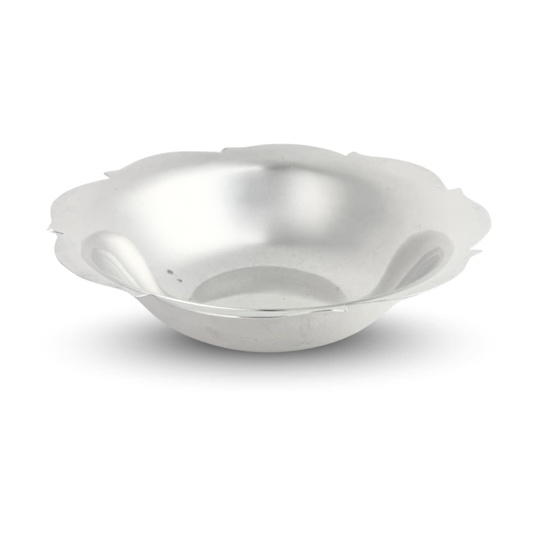 Tiffany & Co. Sterling Silver Serving Bowl Scalloped Rim Ref 23557: Tiffany & Co. Sterling Silver Serving Bowl Scalloped Rim Ref 23557 Vintage Tiffany & Co. sterling silver serving bowl with a classic scalloped rim design. This pre-owned piece features the maker's hal
