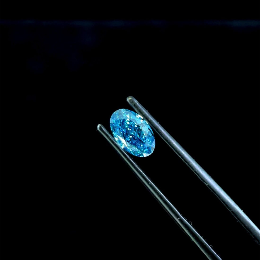 Loose Diamond - OVAL 1.09ct Fancy Vivid Blue VS1: Loose Diamond - OVAL 1.09ct Fancy Vivid Blue VS1 Source: This is a real non-mined Diamond that has been grown in a lab Shape: OVAL Carats: 1.09 Color: Fancy Vivid Blue Certification: IGI Video: Video