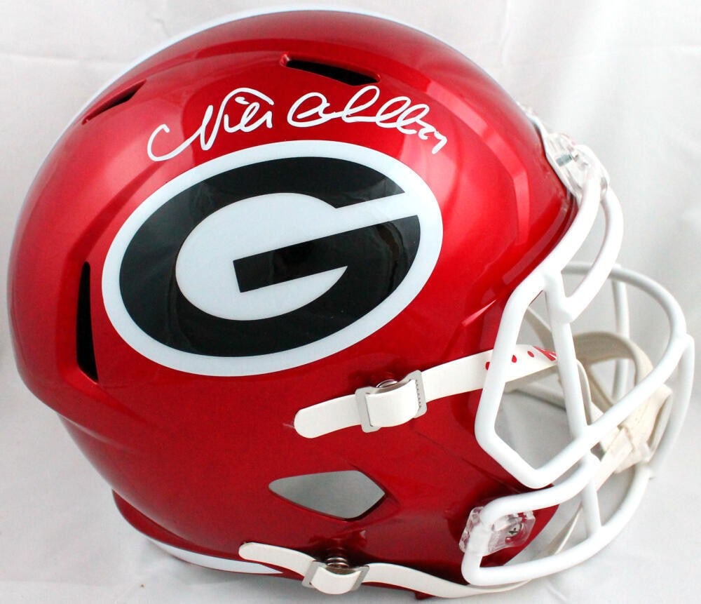 Georgia Bulldogs full size helmet Nick Chubb autograph Beckett holo: Georgia Bulldogs full size helmet Nick Chubb autograph Beckett holo This is a pre-owned Georgia Bulldogs full-size Flash Speed helmet autographed by Nick Chubb. The signature is authenticated by Becke