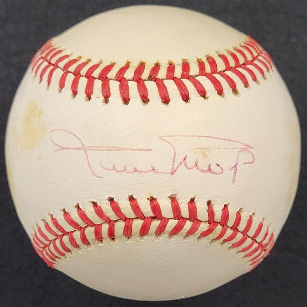 Willie Mays Autographed Baseball San Francisco Giants Beckett BAS: Willie Mays Autographed Baseball San Francisco Giants Beckett BAS This official National League baseball is signed by the legendary Willie Mays, a prominent player of the San Francisco Giants. Authent