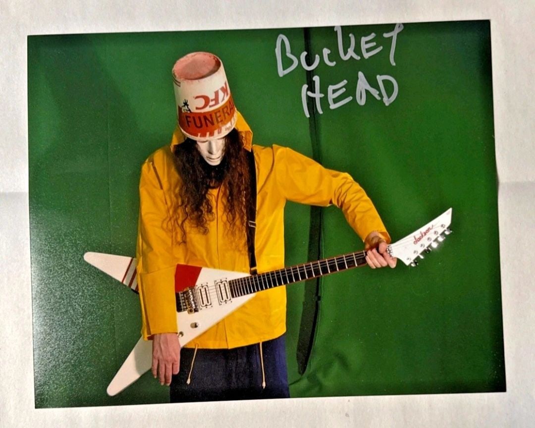 Signed 8x10 Buckethead Color Photo PSA Authenticated: Signed 8x10 Buckethead Color Photo PSA Authenticated Signed color photograph of Buckethead (Brian Patrick Carroll). This pre-owned 8x10 photo is PSA authenticated. Specifications Subject: Buckethead (