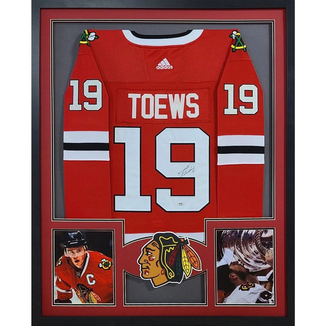 Jonathan Toews Signed Framed Jersey Chicago Blackhawks PSA/DNA Authentic: Jonathan Toews Signed Framed Jersey Chicago Blackhawks PSA/DNA Authentic This remarkable framed jersey features the autograph of Jonathan Toews, a celebrated player for the Chicago Blackhawks. The jer