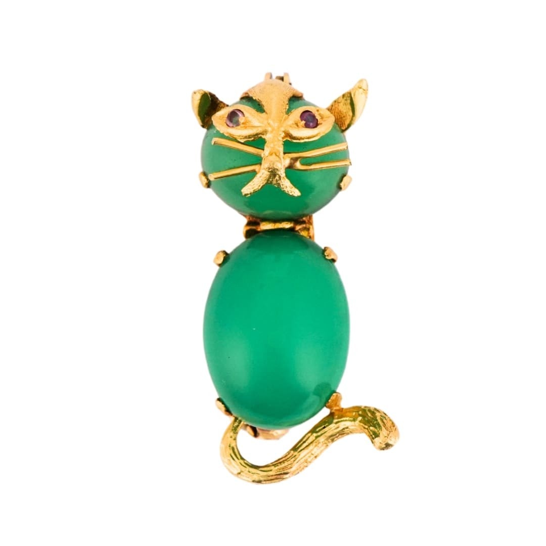 Unbranded 18K Yellow Gold Cat Brooch with Chrysoprase: Unbranded 18K Yellow Gold Cat Brooch with Chrysoprase Charming cat figurine brooch crafted in stamped 18K yellow gold and set with natural green chrysoprase from the chalcedony family. This pre-owned 