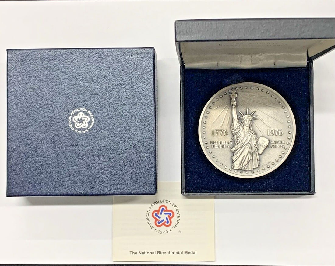 8.9 Ounce Silver National Bicentennial Medal 1776-1976 with Box and COA: 8.9 Ounce Silver National Bicentennial Medal 1776-1976 with Box and COA This is a 1776-1976 National Bicentennial Medal issued by the U.S. Mint, commemorating the Bicentennial of the United States. Cr