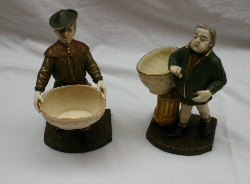 19th Century Royal Worcester Porcelain Figurine Dishes Pair: 19th Century Royal Worcester Porcelain Figurine Dishes Pair This exquisite pair of 19th century Royal Worcester porcelain figurine dishes showcases remarkable craftsmanship and intricate detailing. Bo