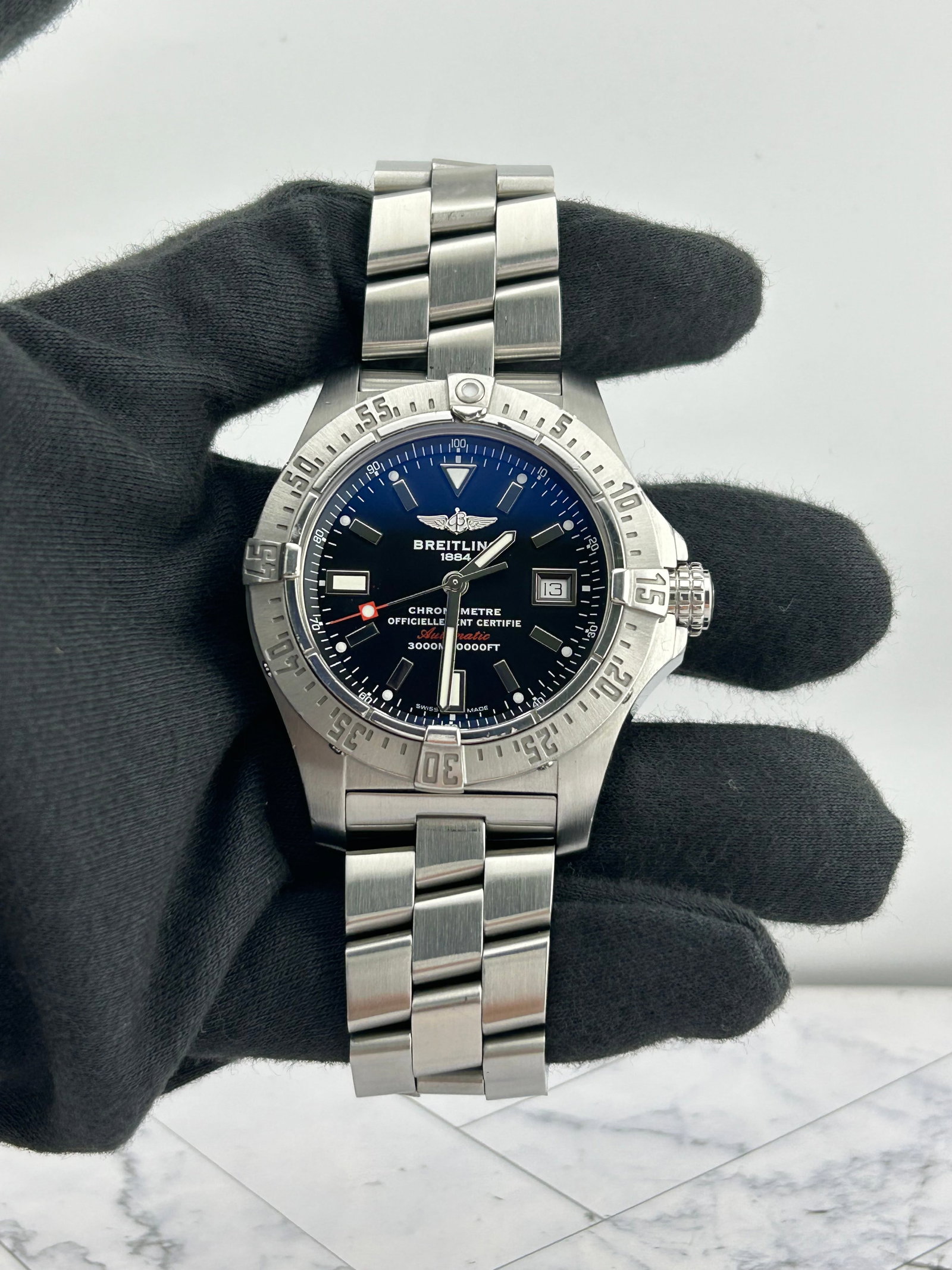 Breitling A1733010 BA05 Avenger Automatic mens watch black dial card: Breitling A1733010 BA05 Avenger Automatic mens watch black dial card Breitling Avenger Automatic wristwatch featuring a black dial, rotating bezel, and stainless steel bracelet. Includes card dated 20