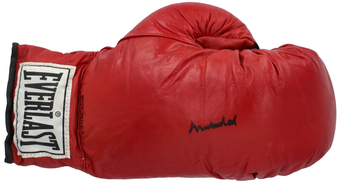 Everlast right hand boxing glove autographed by Muhammad Ali with JSA LOA: Everlast right hand boxing glove autographed by Muhammad Ali with JSA LOA Original Muhammad Ali signed Everlast right-hand boxing glove. The autograph is signed in black marker, and the glove is accom