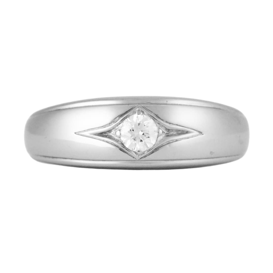 Unbranded Mens 18K White Gold Diamond Ring Size 12: Unbranded Mens 18K White Gold Diamond Ring Size 12 Classic men's wedding band crafted in stamped 18K white gold and set with a single natural round brilliant diamond. This pre-owned ring has a substan