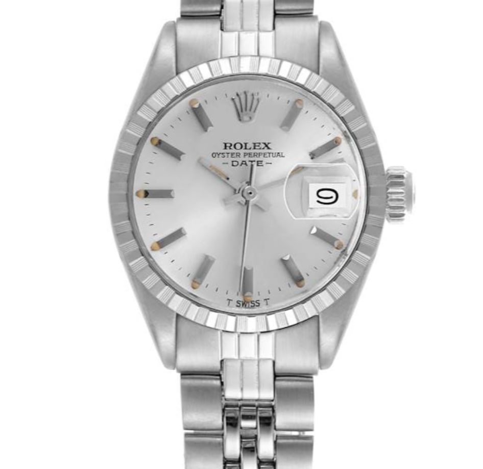Ladies Rolex 6924 Oyster Perpetual Date Watch Silver Baton Dial: Ladies Rolex 6924 Oyster Perpetual Date Watch Silver Baton Dial Rolex Oyster Perpetual Date ladies wristwatch featuring a silver baton dial, engine turned bezel, and D-Link Jubilee bracelet. This piec