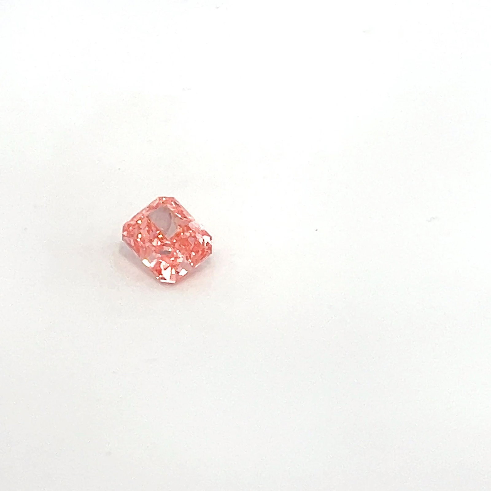 Loose Diamond - RADIANT 1.02ct Fancy Pink VS1: Loose Diamond - RADIANT 1.02ct Fancy Pink VS1 Source: This is a real non-mined Diamond that has been grown in a lab Shape: RADIANT Carats: 1.02 Color: Fancy Pink Certification: NONE Additional images 