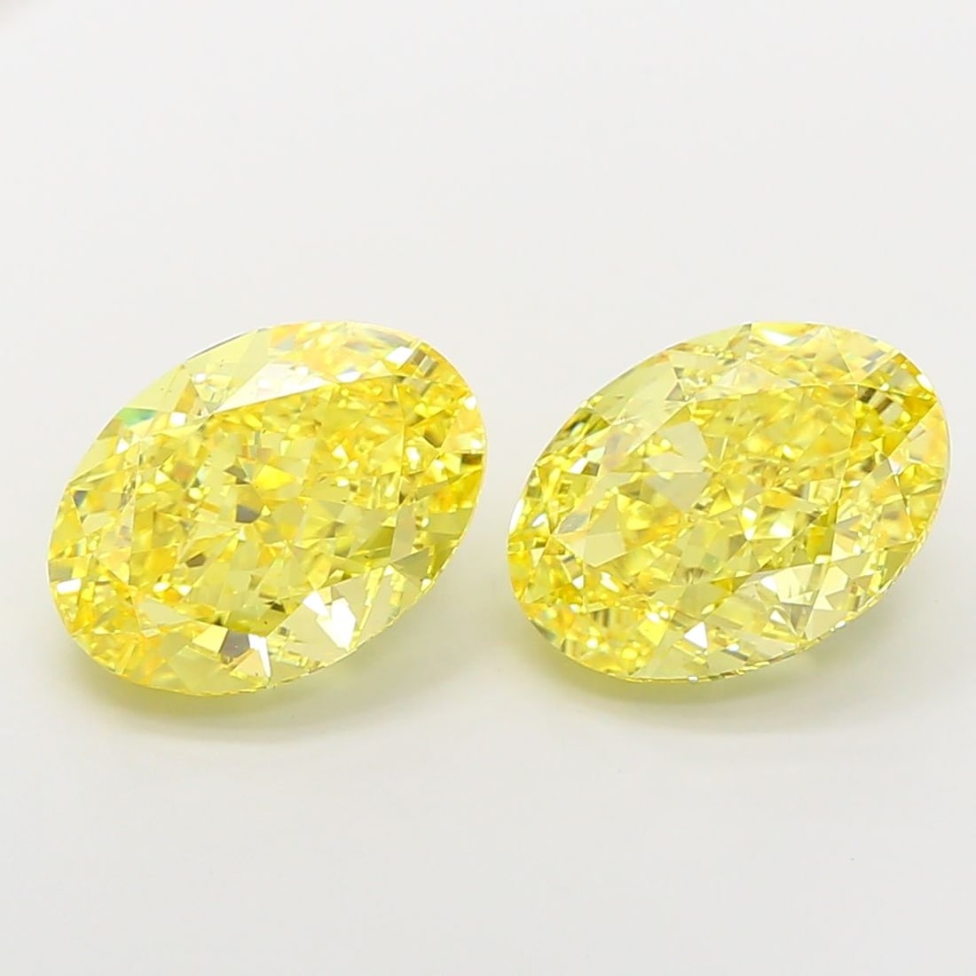 Loose Diamond - OVAL 5.01ct Fancy Vivid Yellow VS2: Loose Diamond - OVAL 5.01ct Fancy Vivid Yellow VS2 Source: This is a real non-mined Diamond that has been grown in a lab Shape: OVAL Carats: 5.01 Color: Fancy Vivid Yellow Certification: IGI Video: