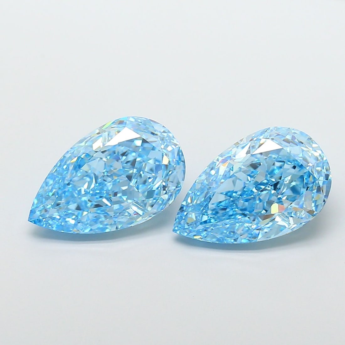 Loose Diamond - PEAR 8.11ct Fancy Vivid Blue VVS2: Loose Diamond - PEAR 8.11ct Fancy Vivid Blue VVS2 Source: This is a real non-mined Diamond that has been grown in a lab Shape: PEAR Carats: 8.11 Color: Fancy Vivid Blue Certification: IGI Video:
