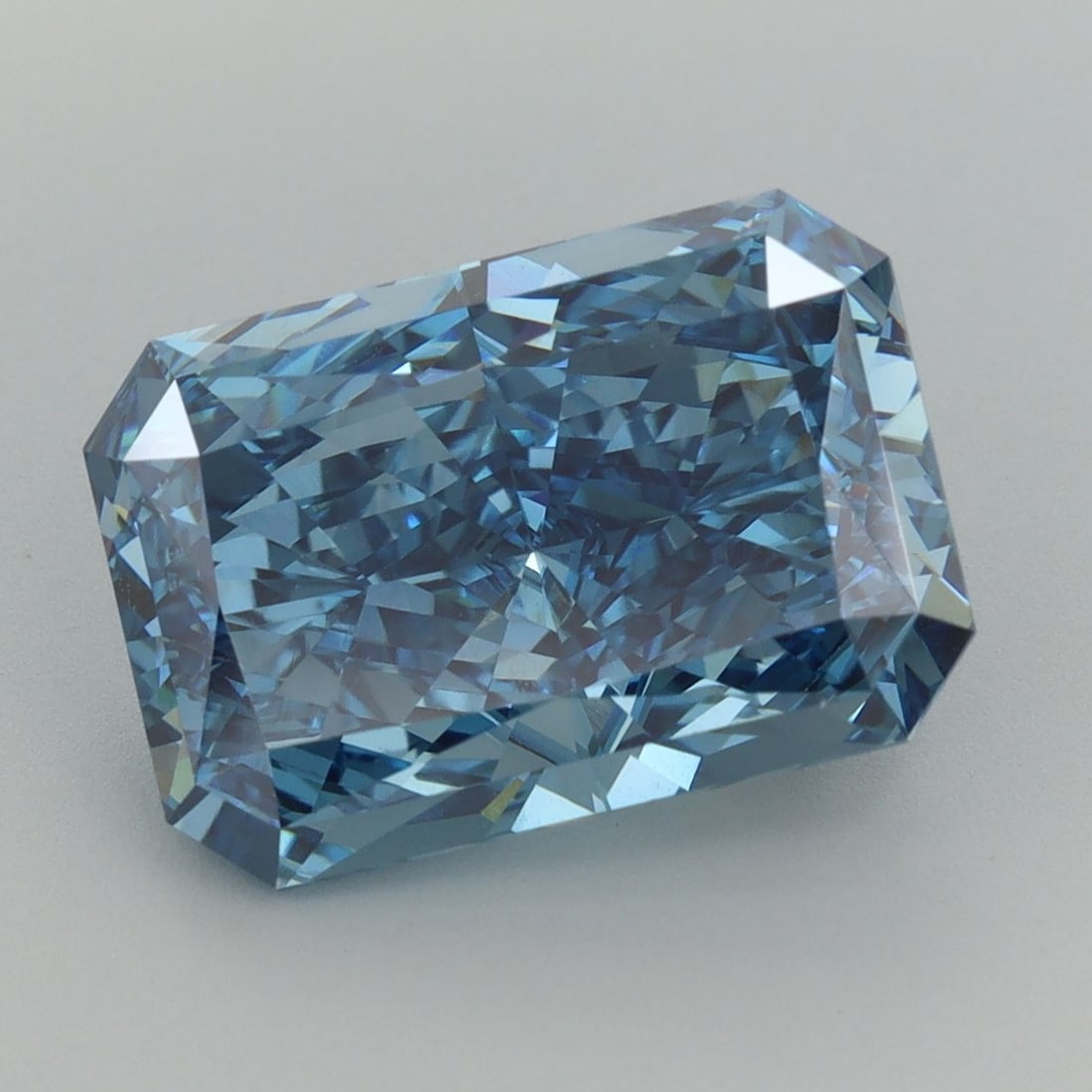 Loose Diamond - RADIANT 5.81ct Fancy Vivid Blue VS1: Loose Diamond - RADIANT 5.81ct Fancy Vivid Blue VS1 Source: This is a real non-mined Diamond that has been grown in a lab Shape: RADIANT Carats: 5.81 Color: Fancy Vivid Blue Certification: IGI Additio