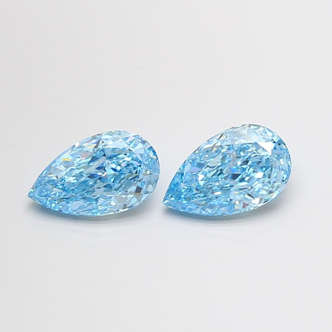 Loose Diamond - PEAR 3.12ct Fancy Vivid Blue VS1: Loose Diamond - PEAR 3.12ct Fancy Vivid Blue VS1 Source: This is a real non-mined Diamond that has been grown in a lab Shape: PEAR Carats: 3.12 Color: Fancy Vivid Blue Certification: IGI Video: