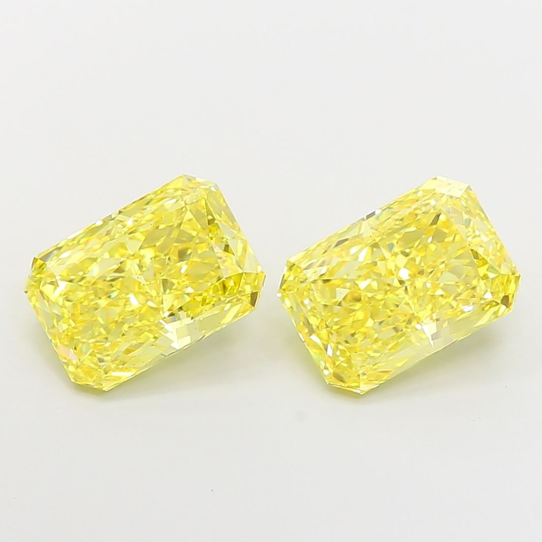 Loose Diamond - RADIANT 3.06ct Fancy Vivid Yellow VS1: Loose Diamond - RADIANT 3.06ct Fancy Vivid Yellow VS1 Source: This is a real non-mined Diamond that has been grown in a lab Shape: RADIANT Carats: 3.06 Color: Fancy Vivid Yellow Certification: IGI Vid