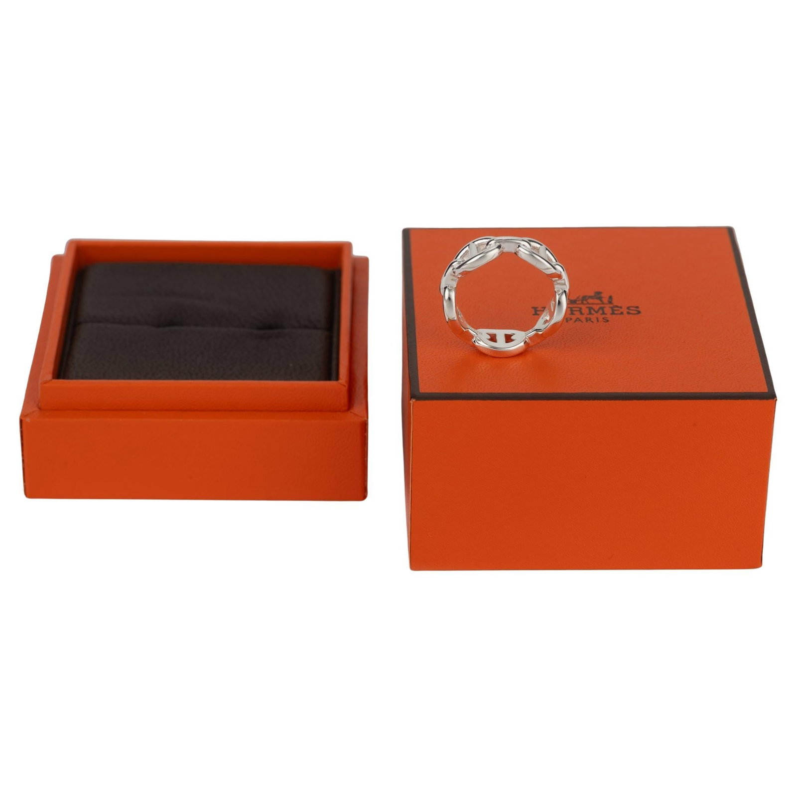 Hermes Chaine D'Ancre Sterling Silver Ring Size 8 Unworn: Hermes Chaine D'Ancre Sterling Silver Ring Size 8 Unworn Introducing the exquisite Hermes Chaine D'Ancre Sterling Ring, a stunning piece crafted from high-quality sterling silver. This ring, with a si