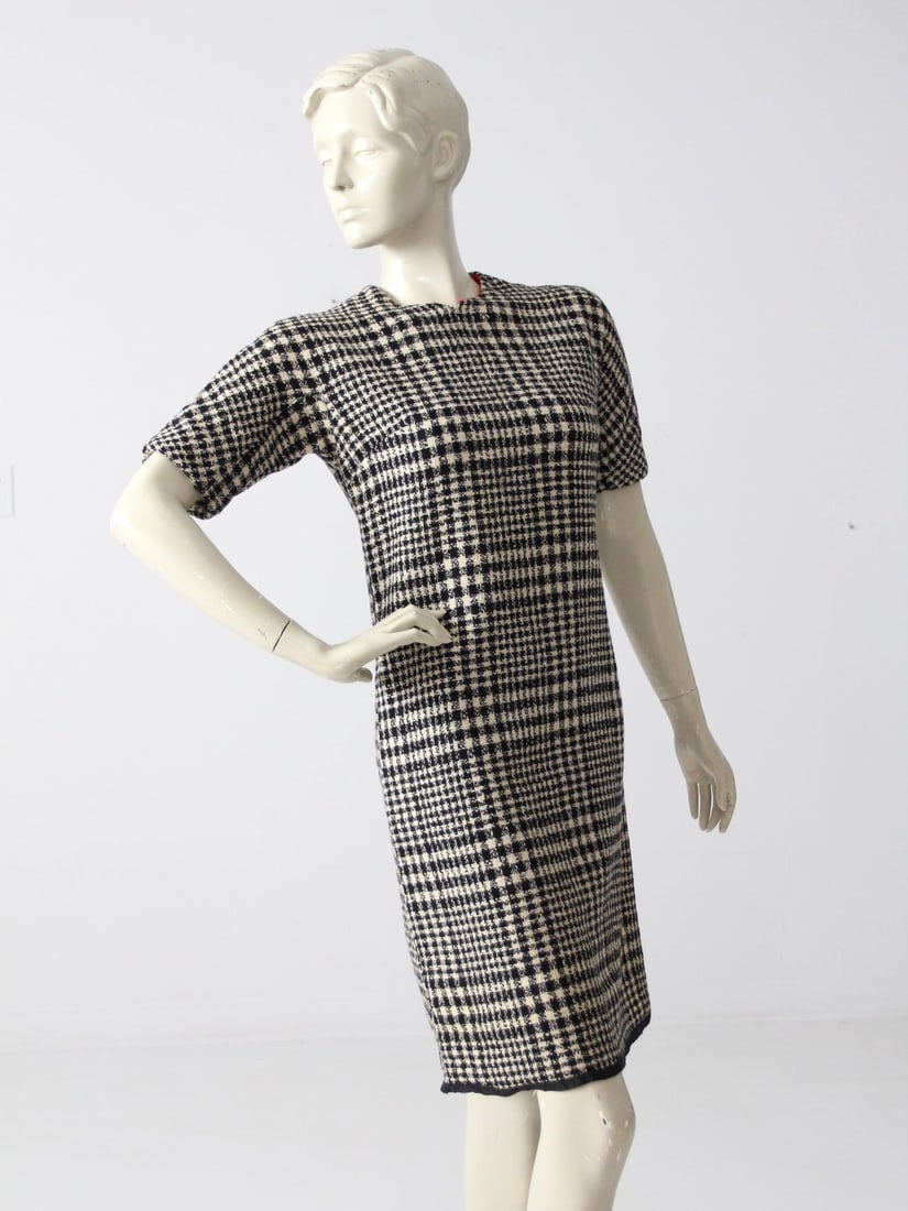 1960s Vintage Black and White Plaid Wool Shift Dress: 1960s Vintage Black and White Plaid Wool Shift Dress Step back in time with this charming 1960s wool plaid shift dress. Featuring a classic black and white houndstooth plaid pattern, this dress is des