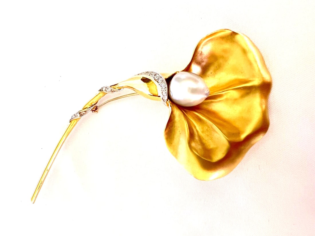 French 18K Yellow Gold Brooch with Diamond and Pearl: French 18K Yellow Gold Brooch with Diamond and Pearl Magnificent French brooch crafted in 18k yellow gold and set with diamonds and a South Sea pearl. This pre-owned piece features fine detail and wor