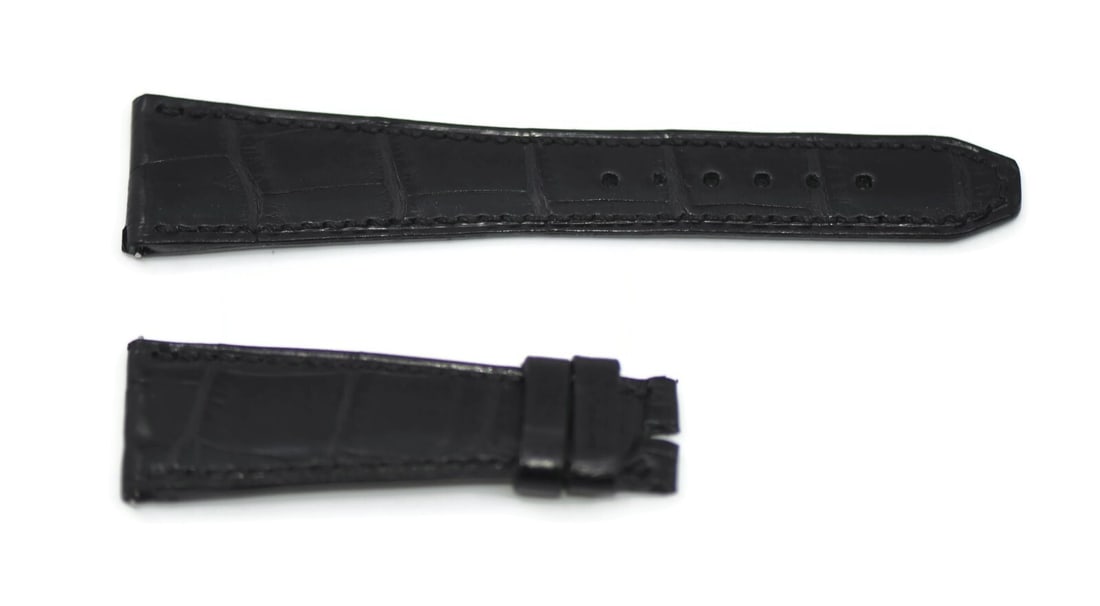 Pierre Kunz black leather wristwatch band 20mm: Pierre Kunz black leather wristwatch band 20mm This is a pre-owned black leather wristwatch band by Pierre Kunz. The strap features a 20mm width at the lugs and tapers to 14mm at the buckle end. It is