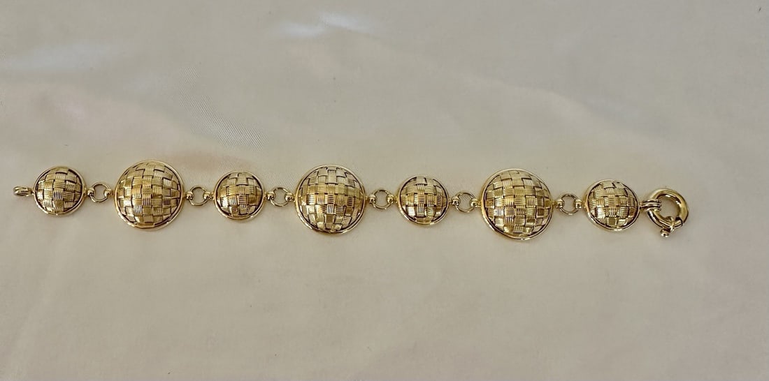 Unbranded Italian 14k Yellow Gold Charm Bracelet 7-1/2 in: Unbranded Italian 14k Yellow Gold Charm Bracelet 7-1/2 in Italian 14k yellow gold charm bracelet with detailed workmanship and a hallmarked design. This pre-owned piece is in mint condition and featur