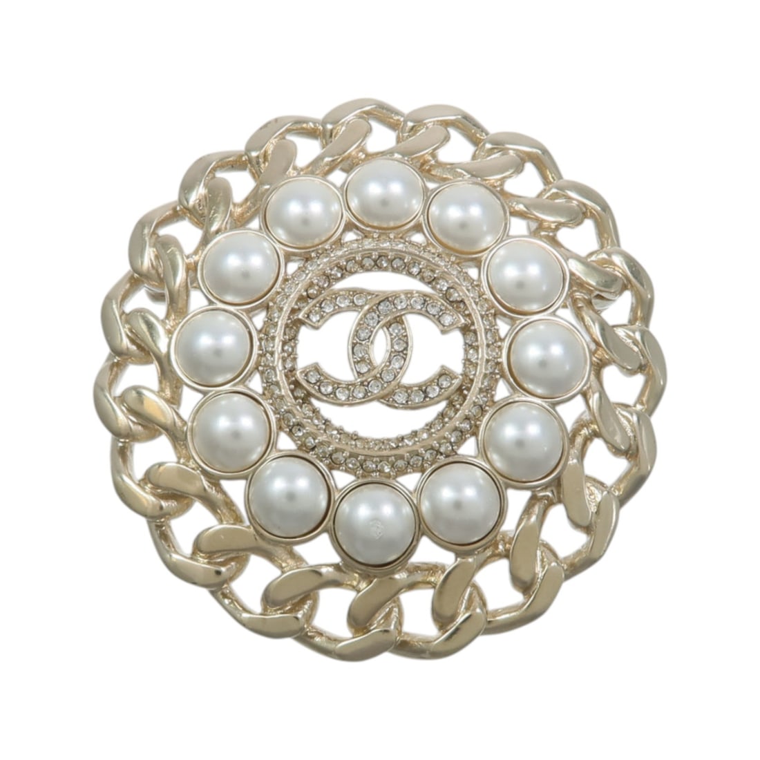 Chanel B20.S CC Brooch in White and Gold PVC Metal: Chanel B20.S CC Brooch in White and Gold PVC Metal CHANEL CC brooch in white and gold-tone PVC and metal with the B20.S date code. This women's brooch is made in France and is presented in very good c