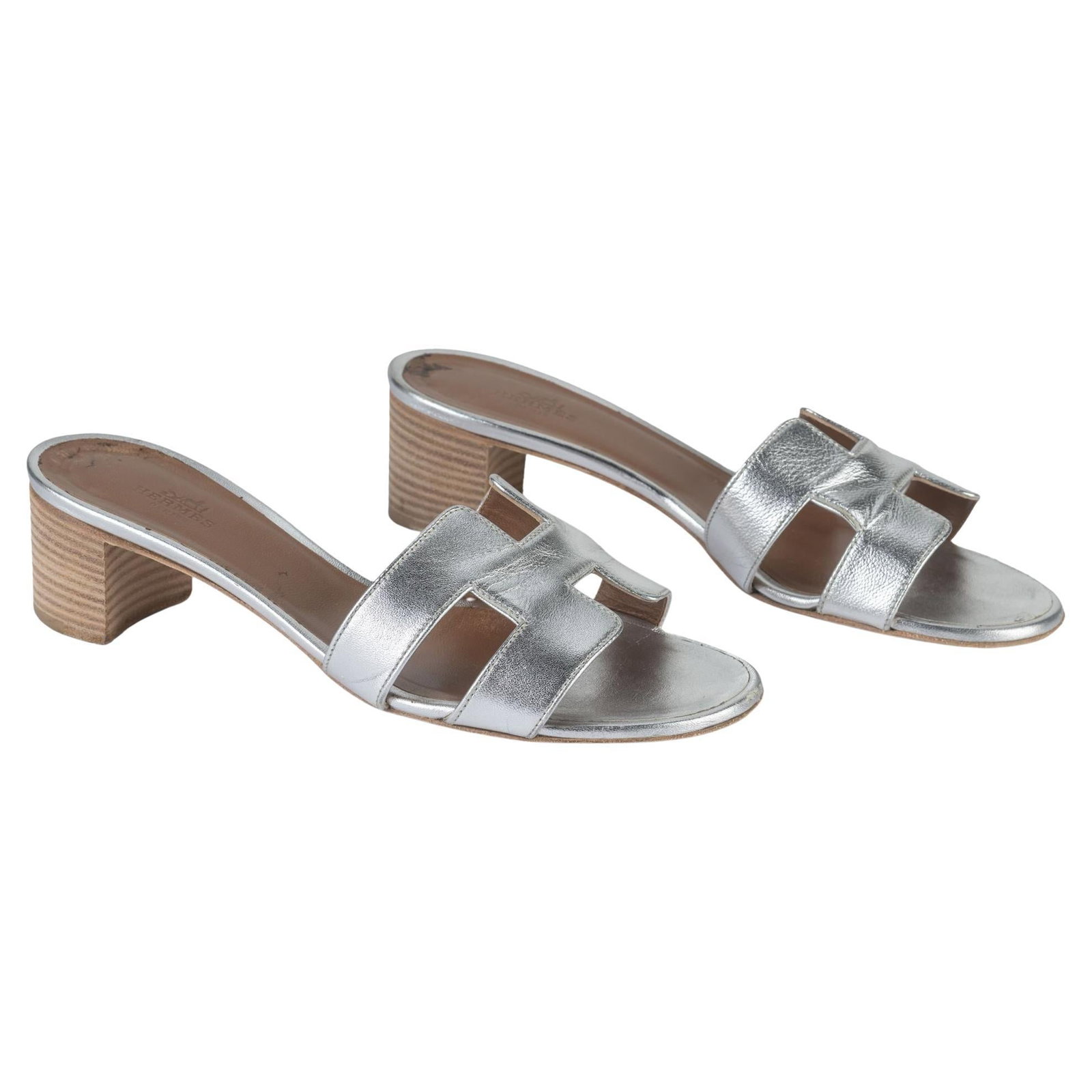 Hermes Silver Leather Oasis Sandals European 37 with Dustcovers: Hermes Silver Leather Oasis Sandals European 37 with Dustcovers Step into luxury with these Hermes Silver Leather Oasis Slide Sandals, expertly crafted in Italy. Featuring the iconic 'H' design, these