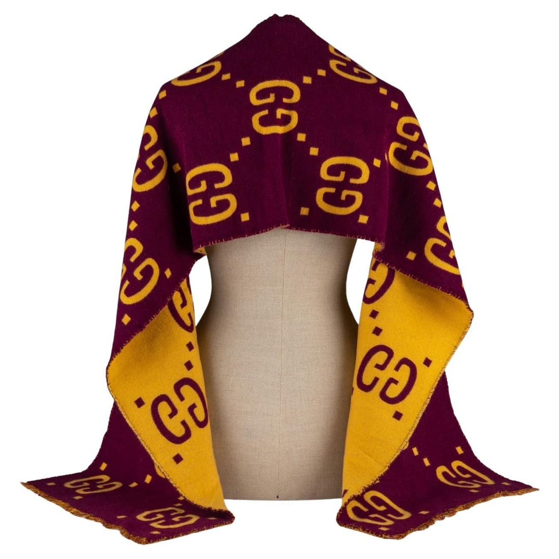 Gucci GG Jacquard Wool Stole 14.5x72 Italy New: Gucci GG Jacquard Wool Stole 14.5x72 Italy New This exquisite Gucci GG Jacquard Wool Stole showcases a striking oversized motif, beautifully crafted from a luxurious blend of purple and yellow wool. T