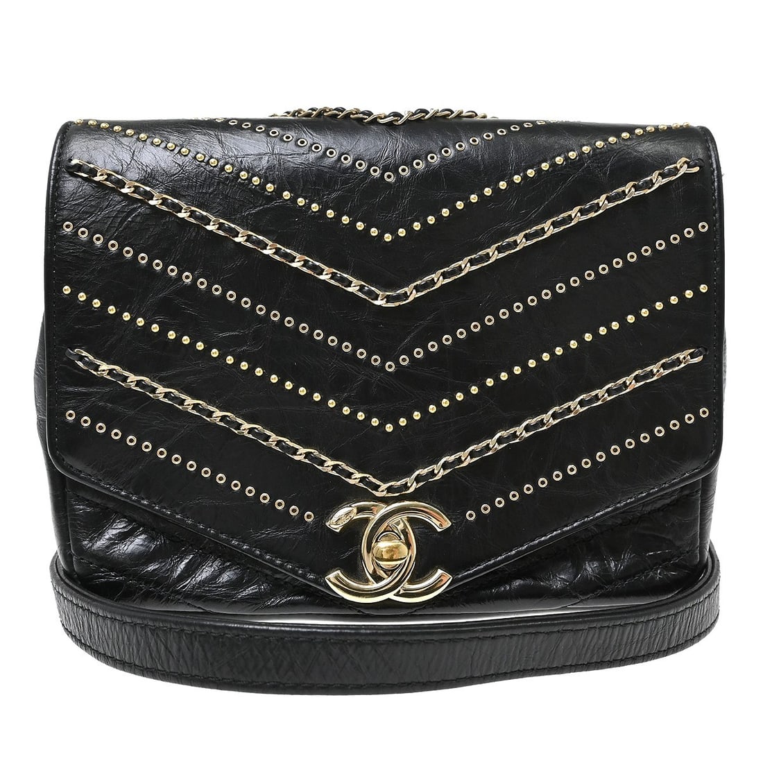 Chanel Vintage Envelope Flap Black Leather Bag 17cm: Chanel Vintage Envelope Flap Black Leather Bag 17cm A Chanel Vintage Envelope Flap bag in black leather with a chevron design. Made in Italy, this piece offers a compact vintage silhouette and is pres