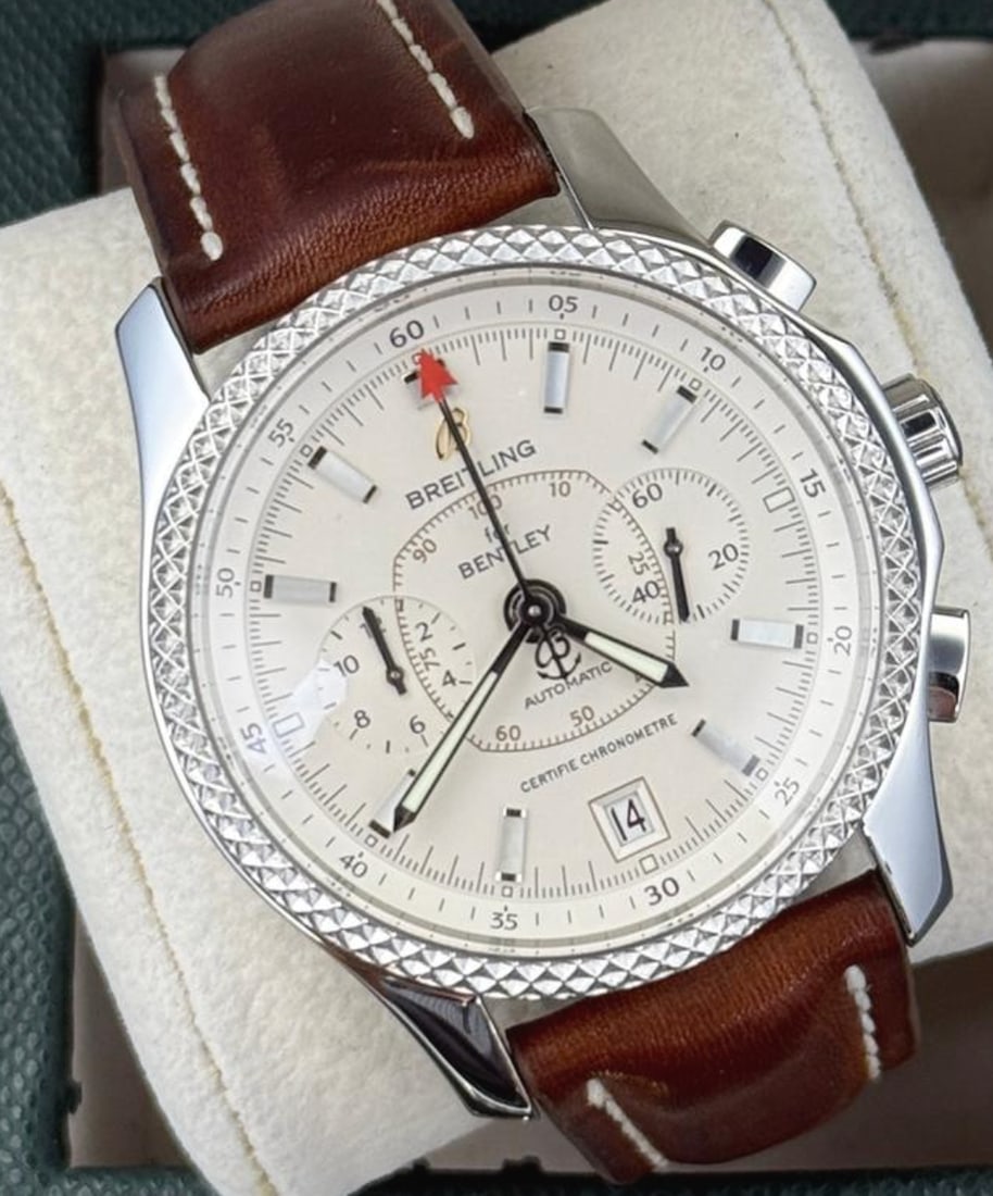 Breitling Bentley Mark VI Mens Watch Silver Dial Leather Strap P26362: Breitling Bentley Mark VI Mens Watch Silver Dial Leather Strap P26362 Breitling Bentley Mark VI men's watch with a silver dial and leather bracelet. This piece is identified by reference P26362. Speci