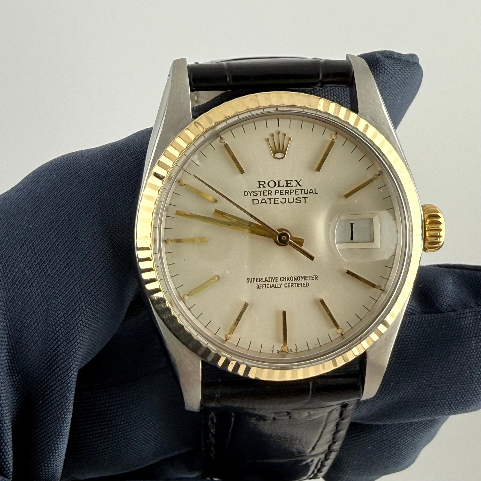 Rolex Datejust 36 Ref. 1601 Silver Index Dial aftermarket Leather Band: Rolex Datejust 36 Ref. 1601 Silver Index Dial aftermarket Leather Band Rolex Datejust 36 wristwatch featuring a silver index dial, fluted bezel, and an Aftermarket leather band. Reference 1601. Specif