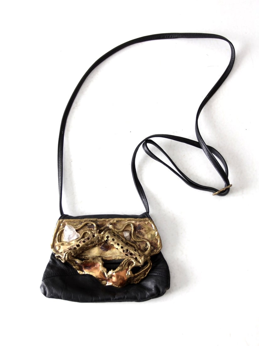 1970s Carvalhu Leather Shoulder Bag with Amethyst Accents: 1970s Carvalhu Leather Shoulder Bag with Amethyst Accents Discover a unique piece of fashion history with this vintage 1970s shoulder bag designed by Brazilian artist Carvalhu Rio Ernandes. Crafted fr