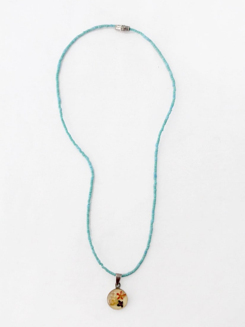Vintage Real Flower Pendant Necklace with Turquoise Beads: Vintage Real Flower Pendant Necklace with Turquoise Beads This exquisite Vintage Real Flower Pendant Necklace features real flower petals beautifully preserved within a resin pendant, set against a vi