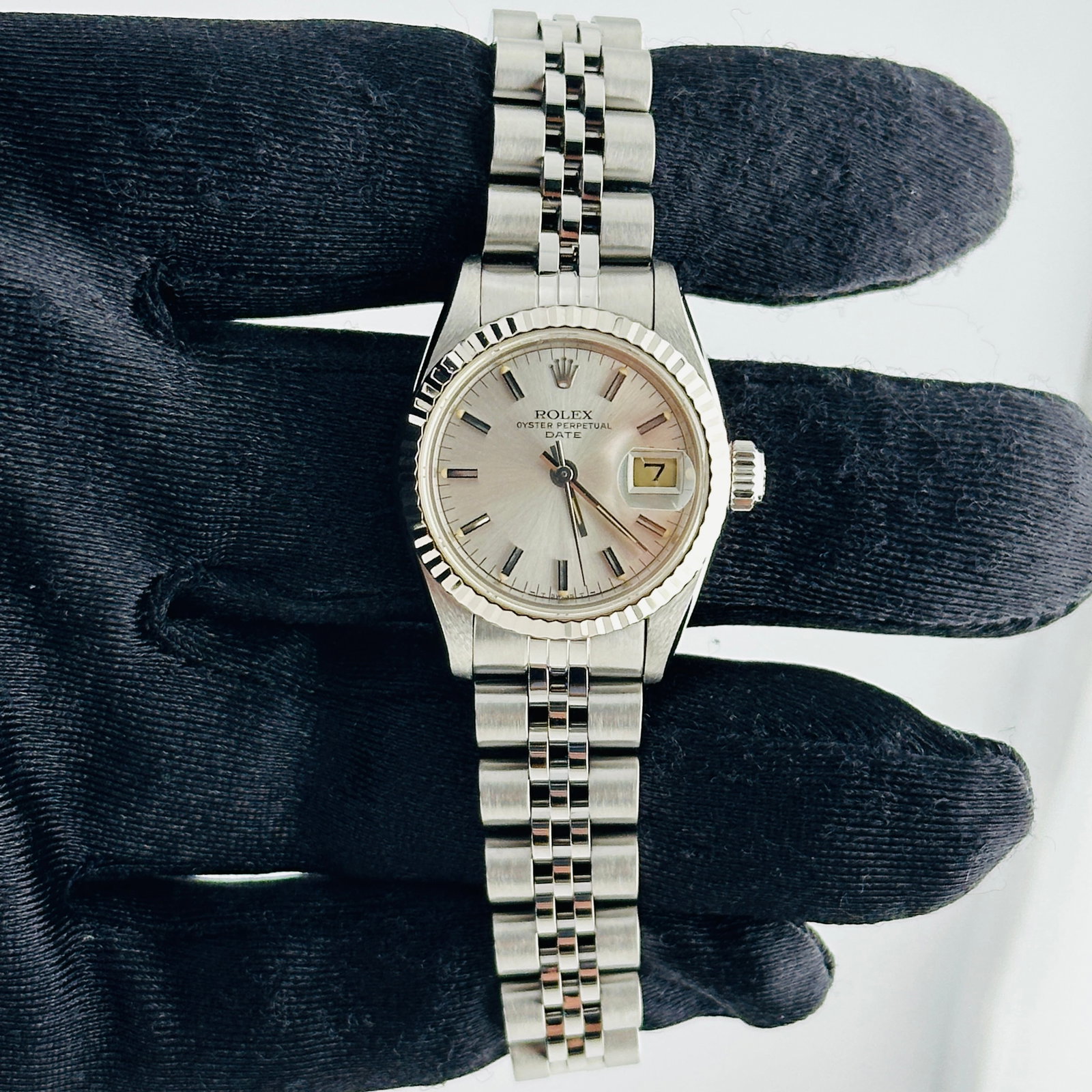 Rolex Datejust Lady Ref. 69174 Ladies Watch Jubilee Papers 1985: Rolex Datejust Lady Ref. 69174 Ladies Watch Jubilee Papers 1985 This Rolex Datejust Lady watch features a silver stick dial and is accompanied by its original papers. It is equipped with a fluted beze