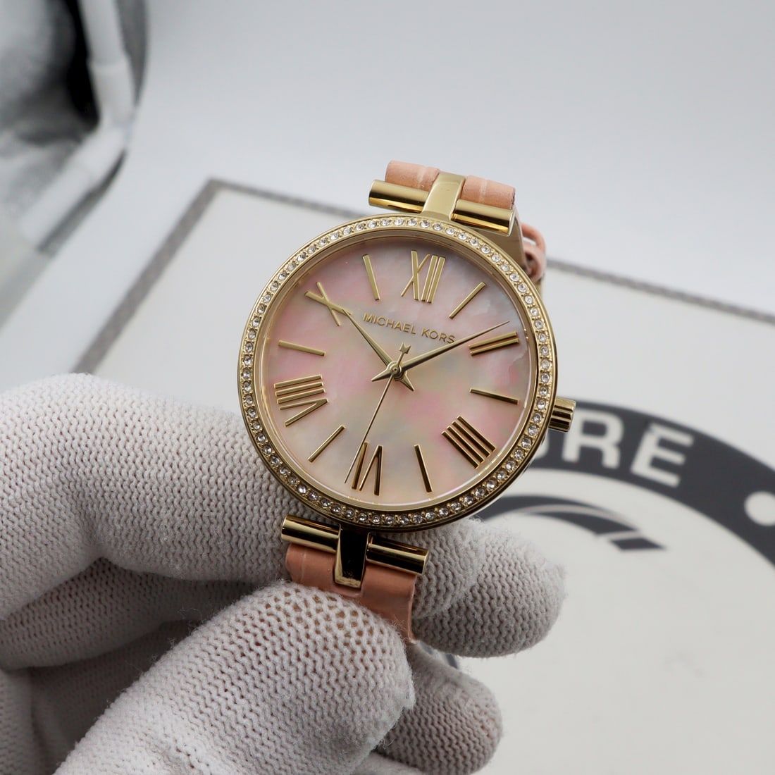 Michael Kors Maci Quartz Watch Gold-Tone Pink MOP Dial MK2790: Michael Kors Maci Quartz Watch Gold-Tone Pink MOP Dial MK2790 This Michael Kors Maci wristwatch combines elegance and style, featuring a stunning pink mother-of-pearl dial that beautifully contrasts w