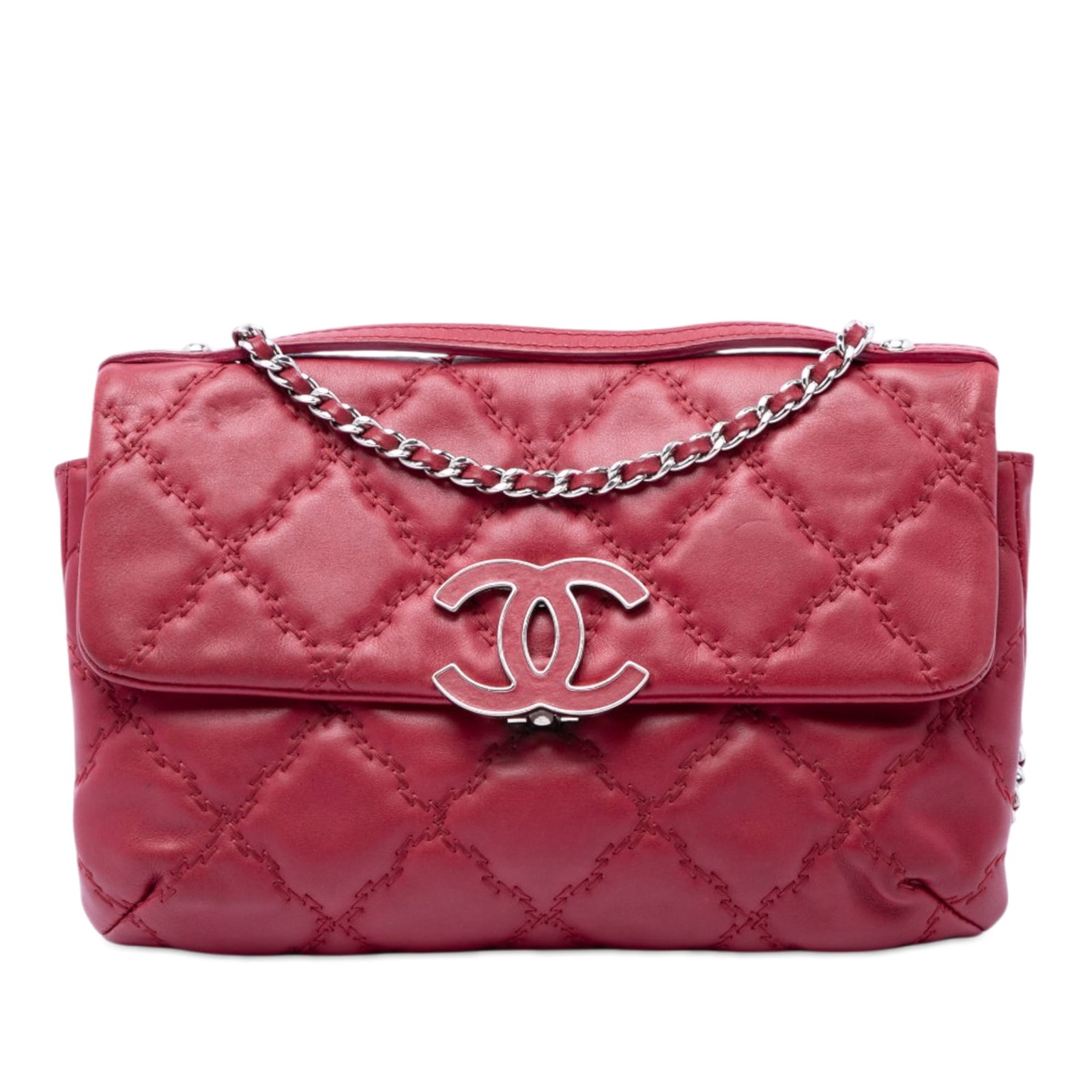 Chanel Hamptons Chain Clutch Quilted Red Calfskin Leather: Chanel Hamptons Chain Clutch Quilted Red Calfskin Leather A Chanel Hamptons clutch with chain in red quilted calfskin. This flap-style bag features a flat leather top handle, a woven leather chain str