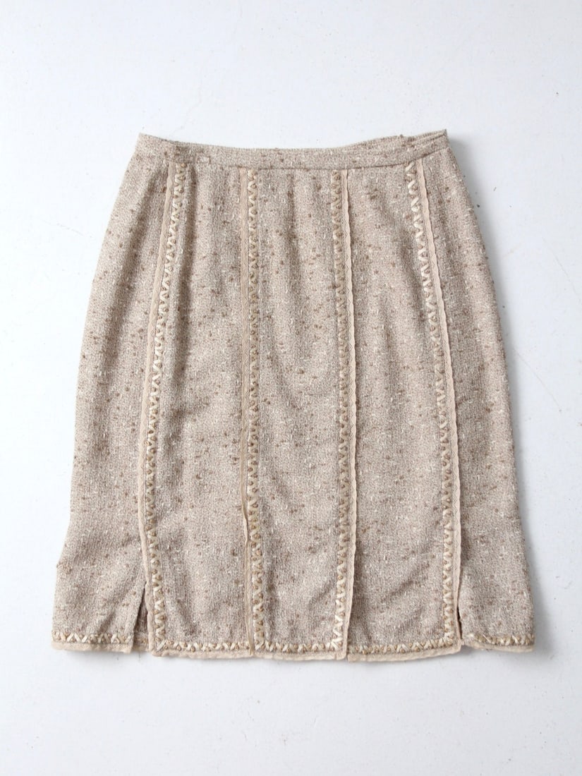 Vintage Oscar de la Renta Tweed Pencil Skirt with Lace Detail: Vintage Oscar de la Renta Tweed Pencil Skirt with Lace Detail Discover timeless elegance with this vintage Oscar de la Renta skirt. Crafted from a blend of 80% cotton, 14% polyester, and 8% polyamide,
