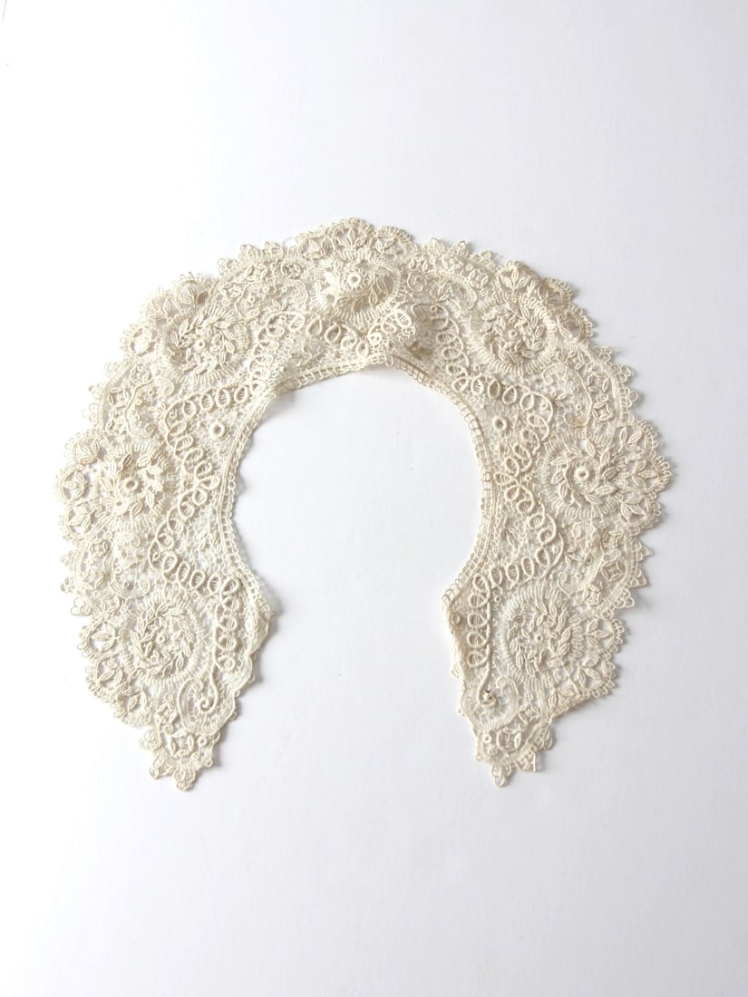 Vintage Early 20th Century Crochet Lace Collar with Floral Design: Vintage Early 20th Century Crochet Lace Collar with Floral Design This vintage lace collar, dating back to the early 20th century, is crafted from cream crochet lace and features intricate floral patt