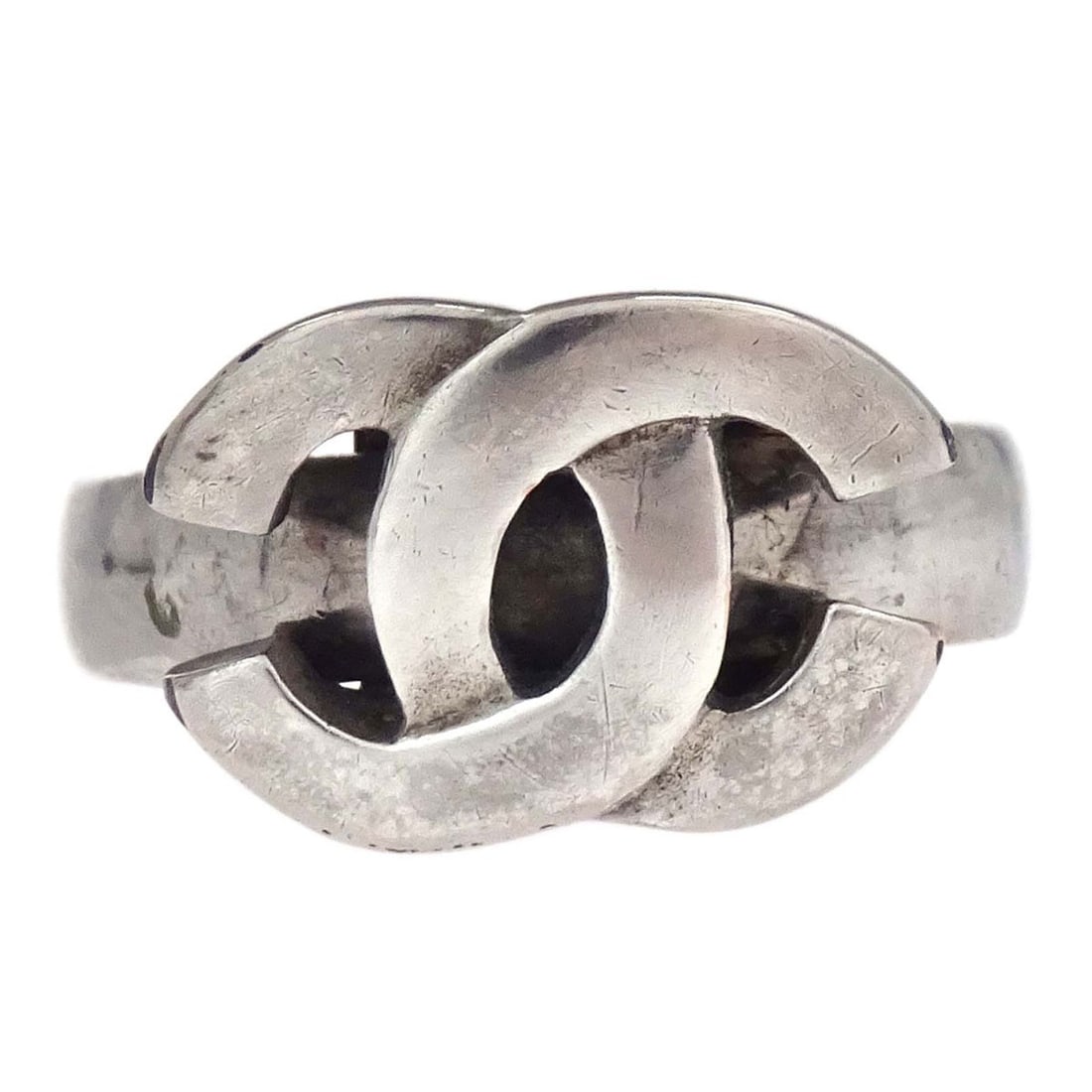 Chanel CC Silver Plated Ring Size 53 France: Chanel CC Silver Plated Ring Size 53 France Vintage Chanel CC ring in silver plated metal, made in France. This ring shows reasonable wear with scuffs and scratches and has no accessories included. Sp