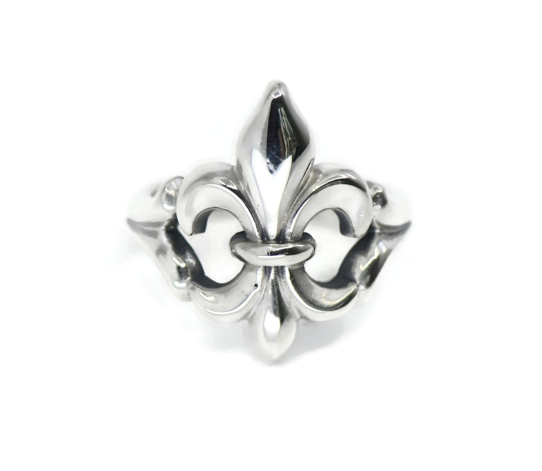 John Hardy Sterling Silver Cross Band Ring Size 7: John Hardy Sterling Silver Cross Band Ring Size 7 John Hardy sterling silver cross ring in a band style. This signed pre-owned ring features a silver-tone finish with no main stone or secondary stone.