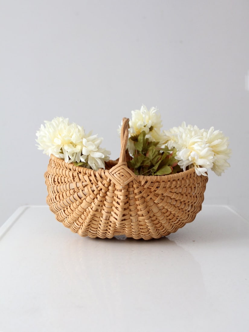 Vintage Handcrafted Harvest Basket with Light-Toned Weave: Vintage Handcrafted Harvest Basket with Light-Toned Weave Discover the charm of this vintage harvest basket, beautifully crafted with a light-toned weave. This hand-crafted buttocks or melon basket is