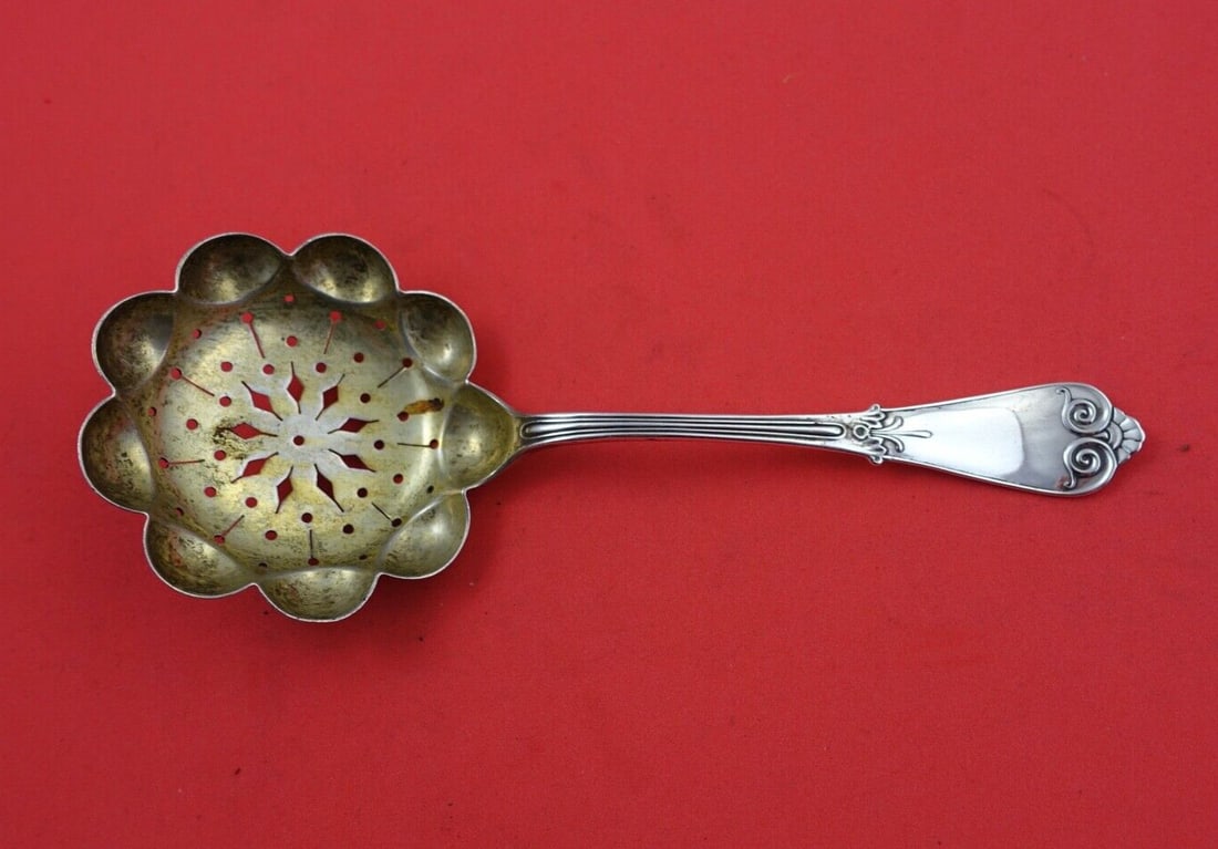 Tiffany and Co Beekman Sterling Silver Sugar Sifter Gold Washed 6 1/4: Tiffany and Co Beekman Sterling Silver Sugar Sifter Gold Washed 6 1/4 Sterling silver sugar sifter in the Beekman pattern by Tiffany & Co., featuring a gold-washed finish and a 6 1/4 inch length. It i