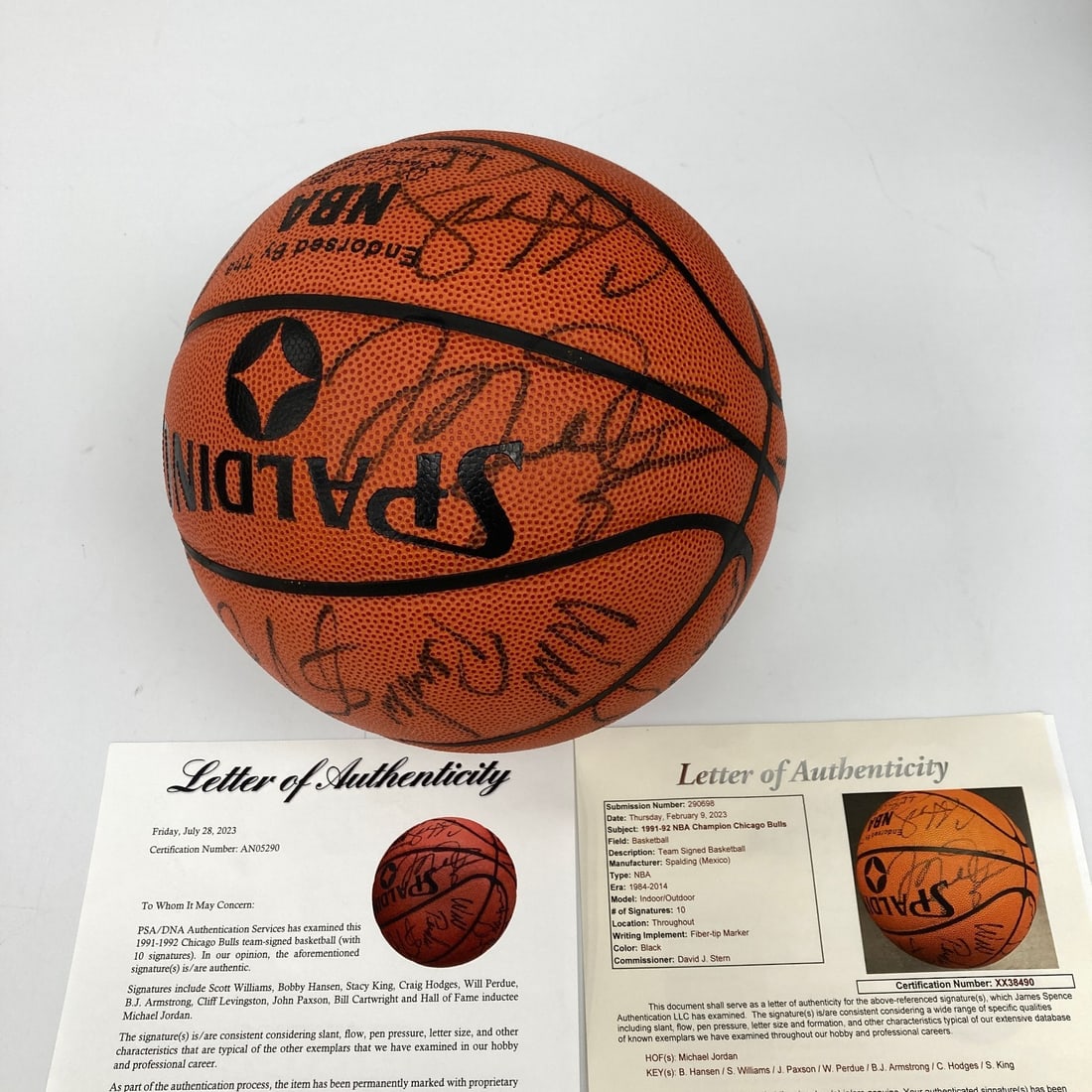Spalding NBA Ball 1991-92 Chicago Bulls Team Autographed Michael Jordan PSA JSA: Spalding NBA Ball 1991-92 Chicago Bulls Team Autographed Michael Jordan PSA JSA Original team-signed Spalding NBA basketball from the 1991-92 Chicago Bulls championship team. Signed in black marker an